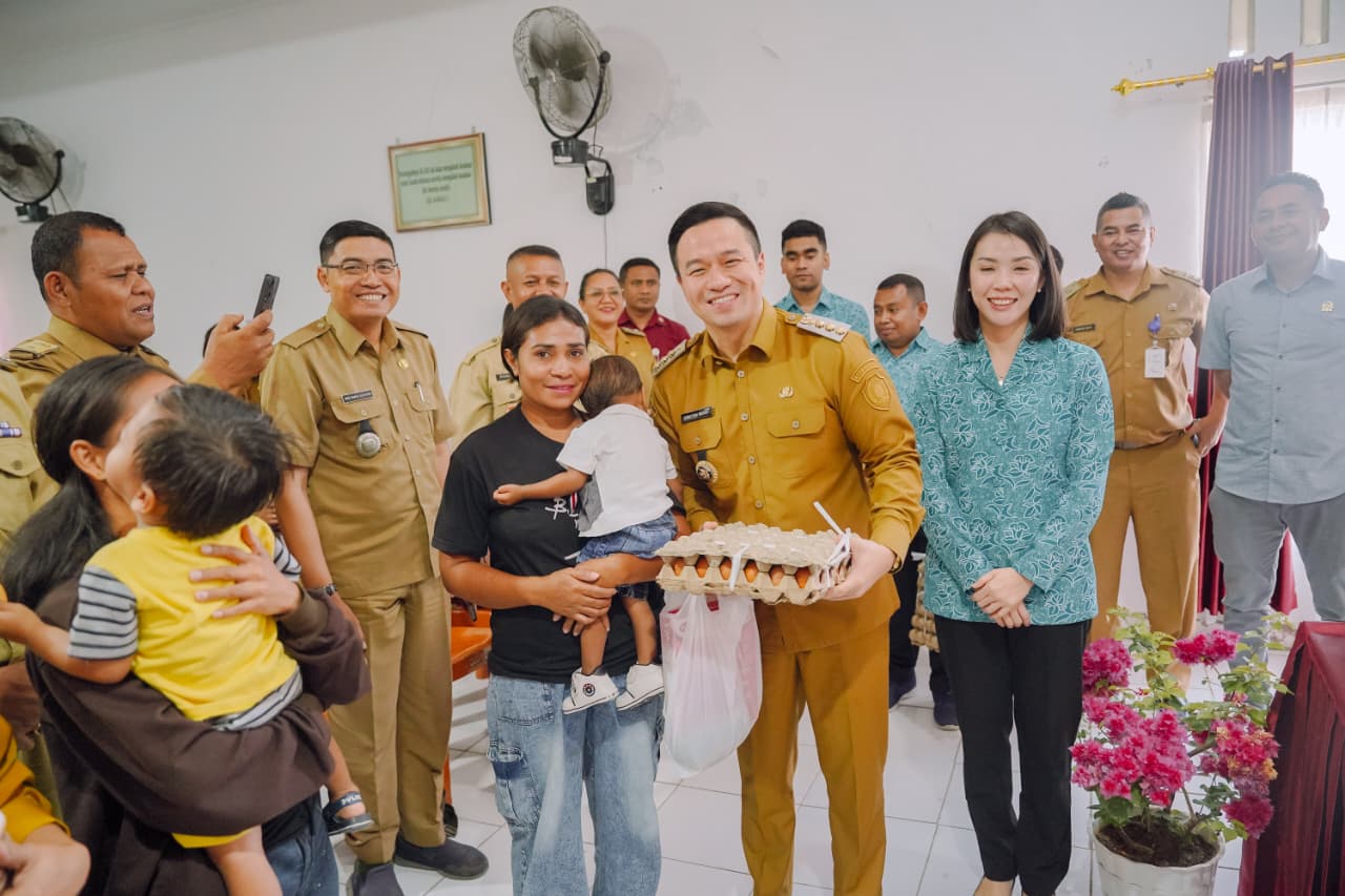 Penyerahan Secara Simbolis Bahan-Bahan (PMT) bagi Balita Gizi Kurang, di Kantor Camat Kota Lama