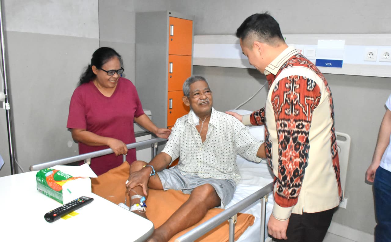 Wali Kota Serahkan Bantuan Pribadi Kursi Roda Untuk Pasien Stroke
