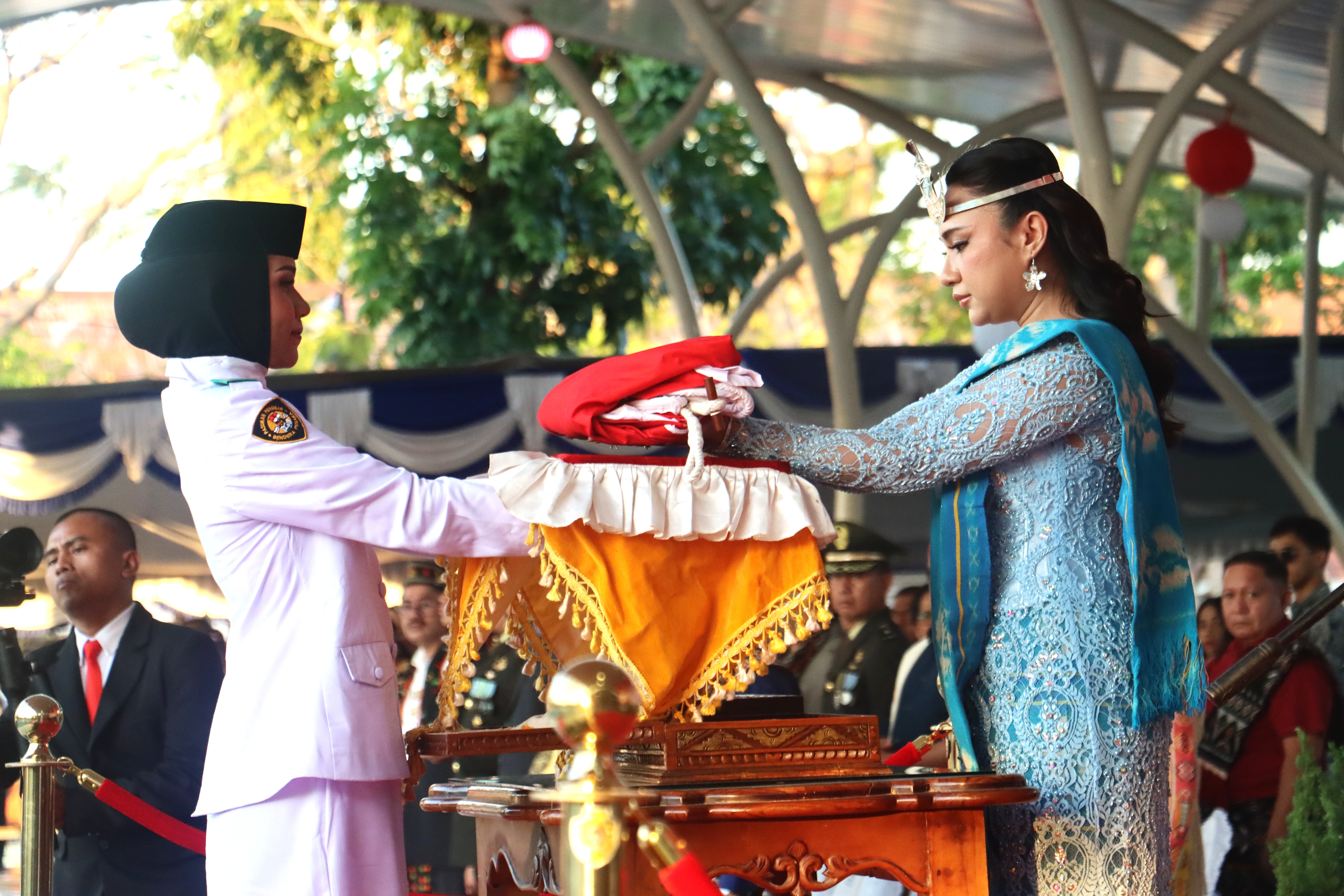 Upacara Penurunan Bendera Merah Putih pada peringatan HUT ke-80 Republik Indonesia